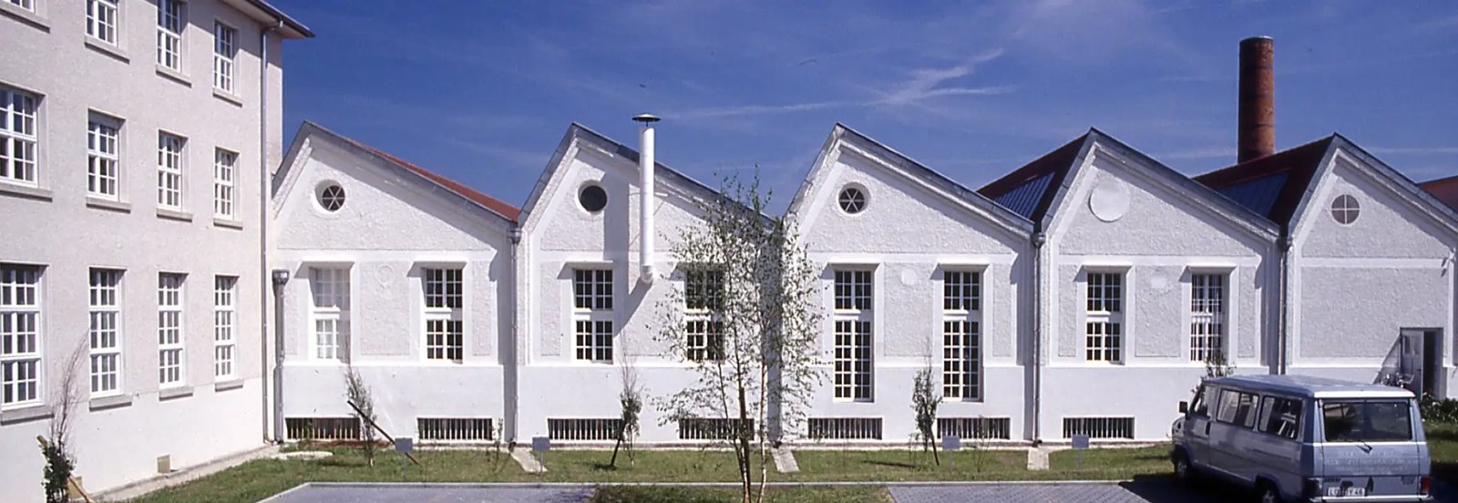 Das Kesselhaus-Areal in Weil am Rhein mit dem gemauerten Schornstein und den Hallen mit Sheddach